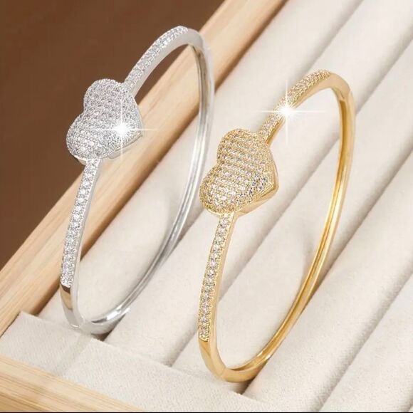 Luxury Exquisite Heart Gold Diamond Bangle Bracelet - Picture 4 of 4